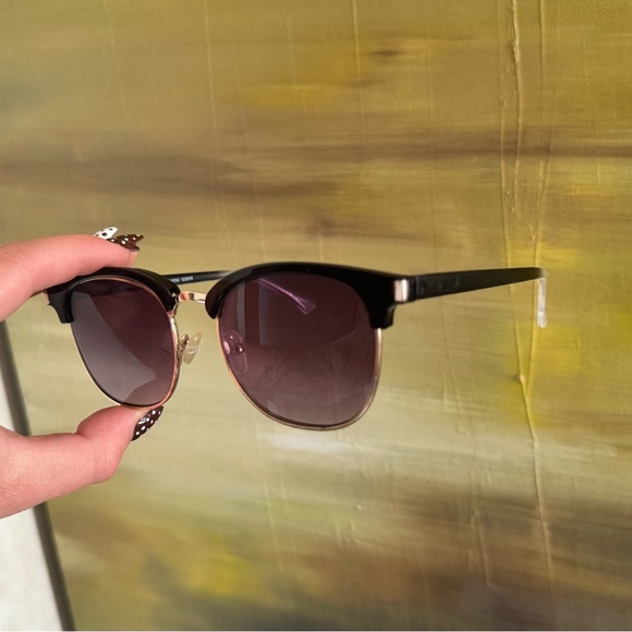 unknown Accessories - Classic Black Sunglasses